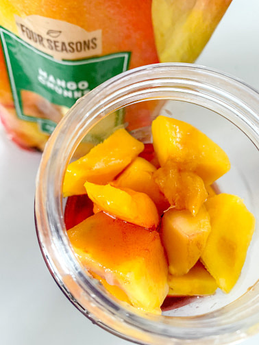 anti-inflammatory mango aronia berry smoothie